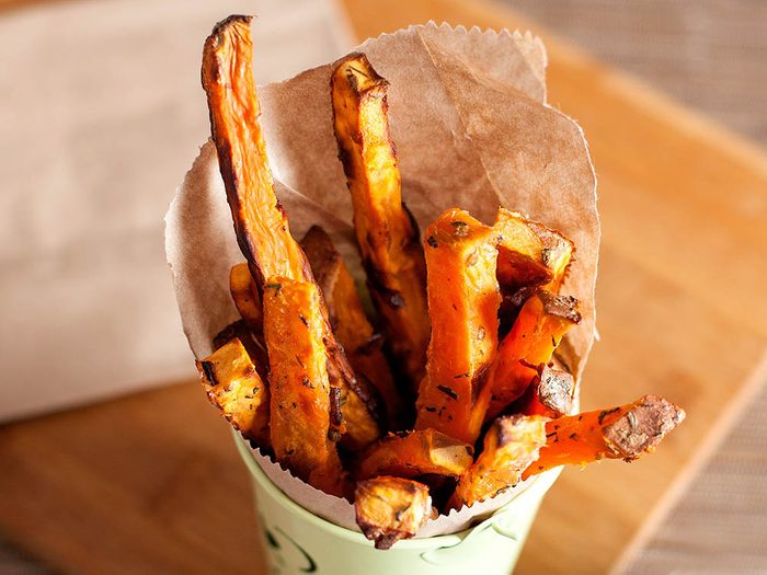 Collations santé: savourez des frites de patate douce.