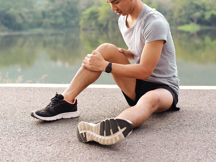 Le genou peut subir des blessures et des inflammations.