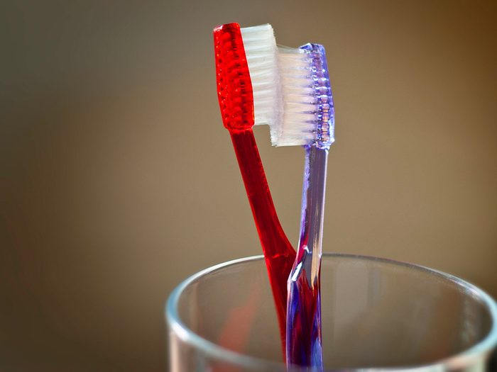 Remède contre le mal de dents: le bon dentifrice et la bonne brosse.