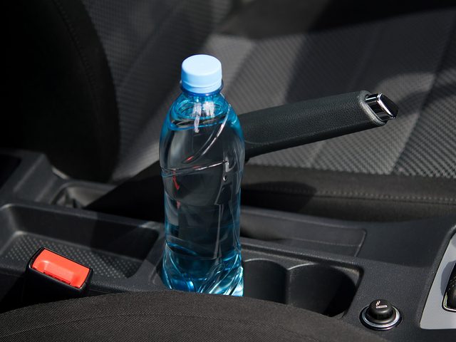 La bouteille d'eau fait partie des objets trs utiles  garder dans sa voiture.