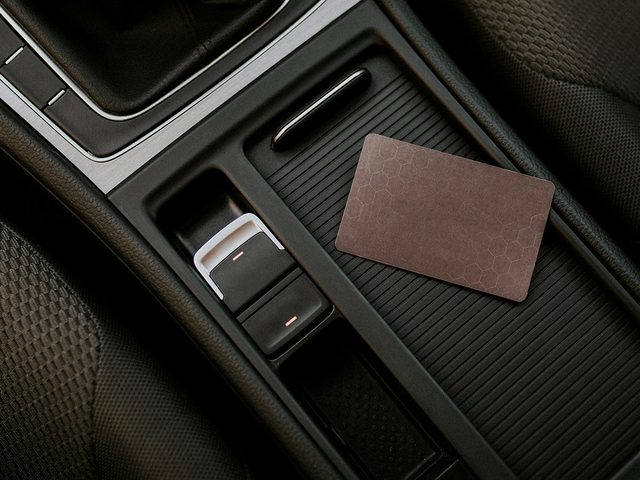 Les bons de rduction et les cartes-cadeaux font partie des objets trs utiles  garder dans sa voiture.
