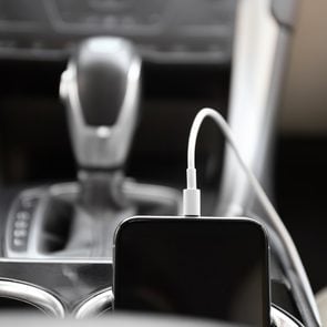 Le chargeur de téléphone fait partie des objets très utiles à garder dans sa voiture.