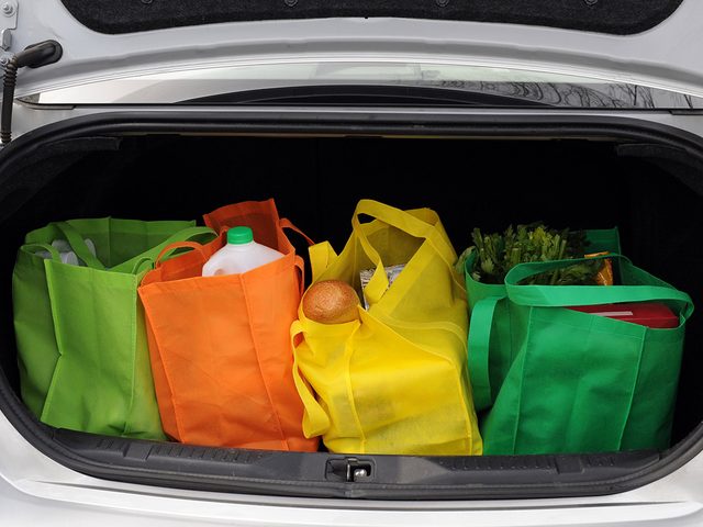 Les sacs rutilisables font partie des objets trs utiles  garder dans sa voiture.