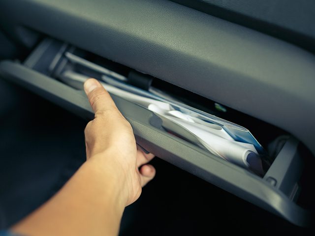 Les papiers importants font partie des objets trs utiles  garder dans sa voiture.