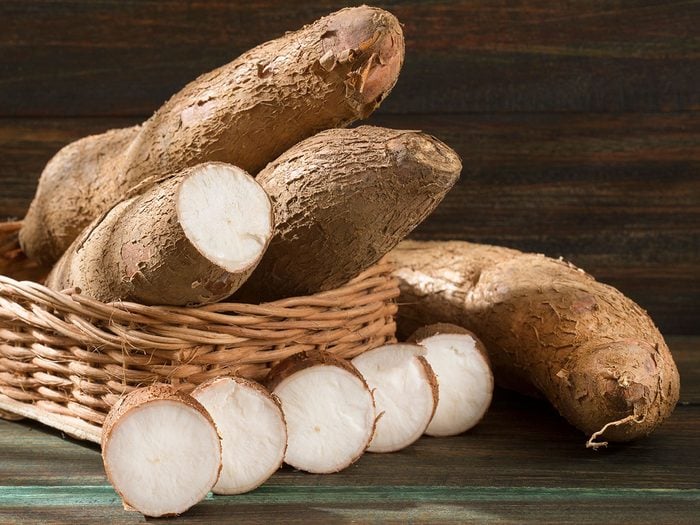 La racine de manioc fait partie des aliments qui peuvent être mortels!
