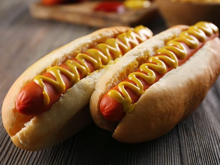 Les hot dogs font partie des aliments qui peuvent être mortels!