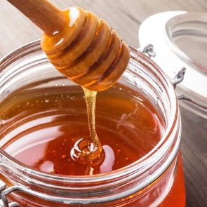 Il n’y a pas de date de péremption pour le miel non pasterisé.
