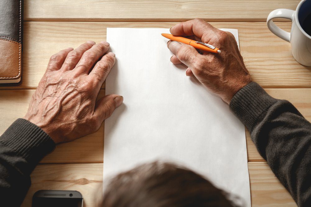 Parmi les premiers symptômes de l’Alzheimer, on remarque la difficulté à trouver le bon mot dans les conversations et sur papier.