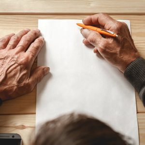 Parmi les premiers symptômes de l’Alzheimer, on remarque la difficulté à trouver le bon mot dans les conversations et sur papier.