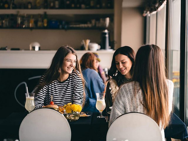 Carrire promotion: des femmes qui mangent ensemble.