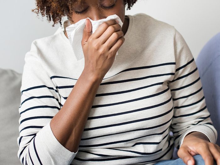 Signes de stress: une personne avec le rhume se mouche.