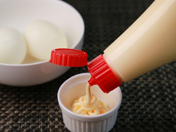 La mayonnaise fait partie des aliments à éviter.