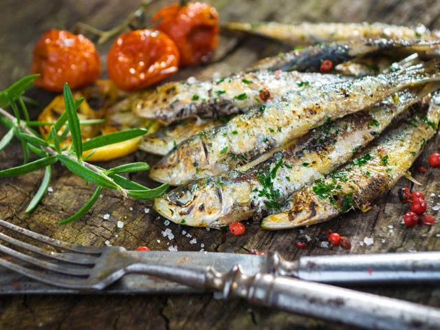 Pour faire baisser son taux de cholestrol, mangez du poisson.