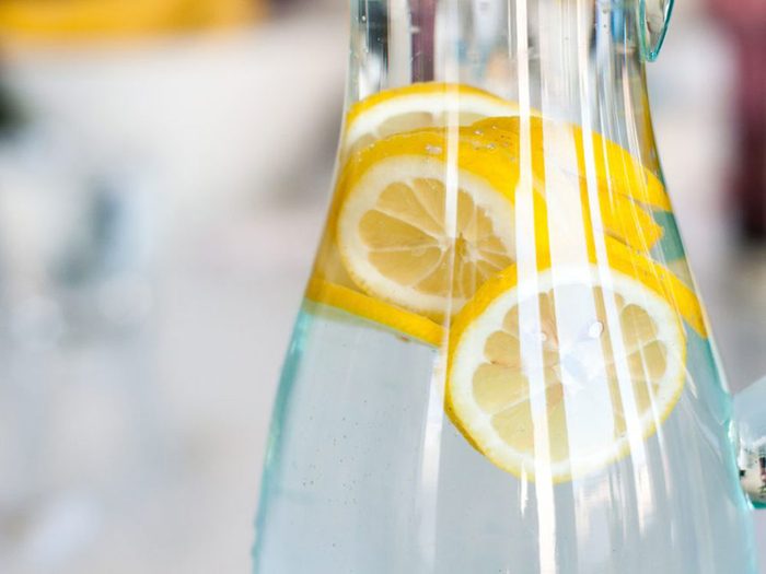 L’eau citronnée fait partie des remèdes naturels contre la constipation.