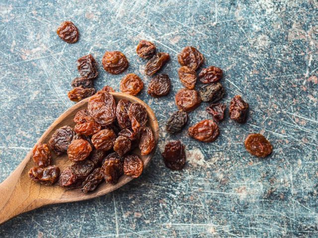 Les raisins secs font partie des remdes naturels contre la constipation.