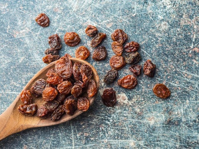 Les raisins secs font partie des remèdes naturels contre la constipation.