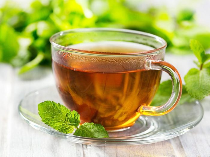Le thé à la menthe ou au gingembre font partie des remèdes naturels contre la constipation.