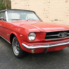 Une Ford Mustang 1965 révèle le goût d'impressionner les autres.