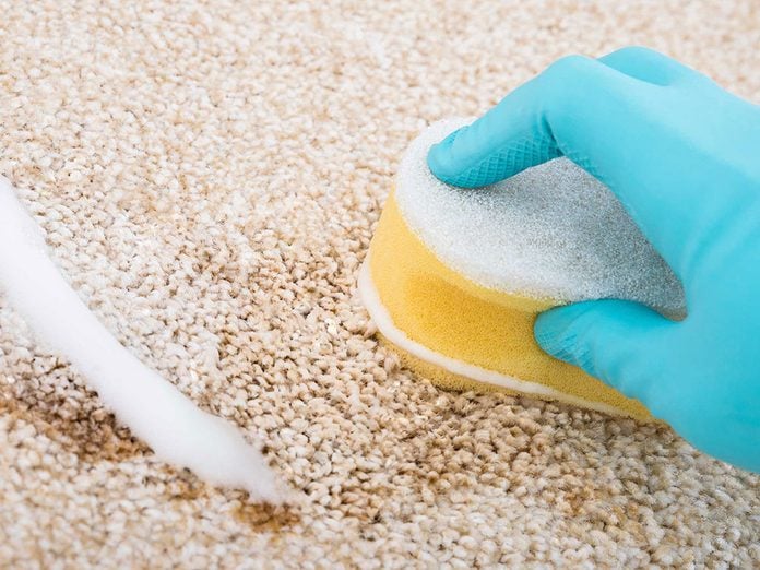 Un nettoyant miracle pour tapis à base de bicarbonate de soude et de vinaigre.