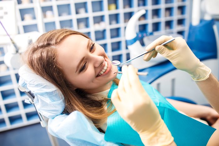 Jeune fille souriante chez le dentiste.