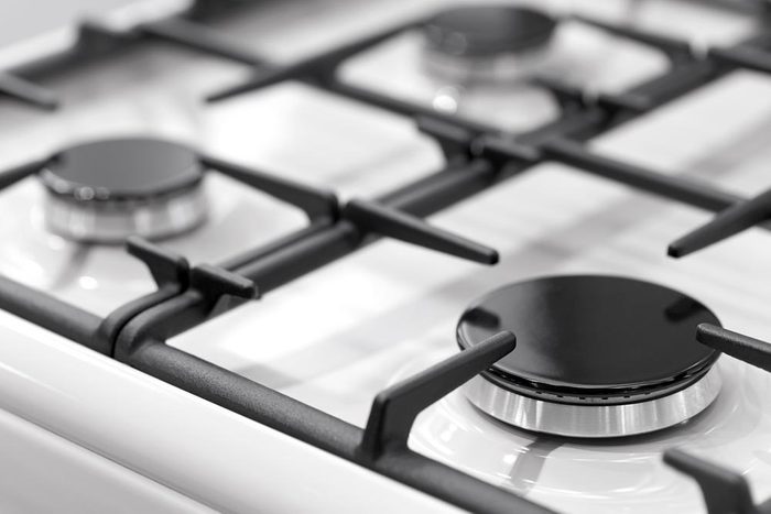 Nettoyer la maison pendant la nuit : faites tremper les brûleurs de la cuisinière.