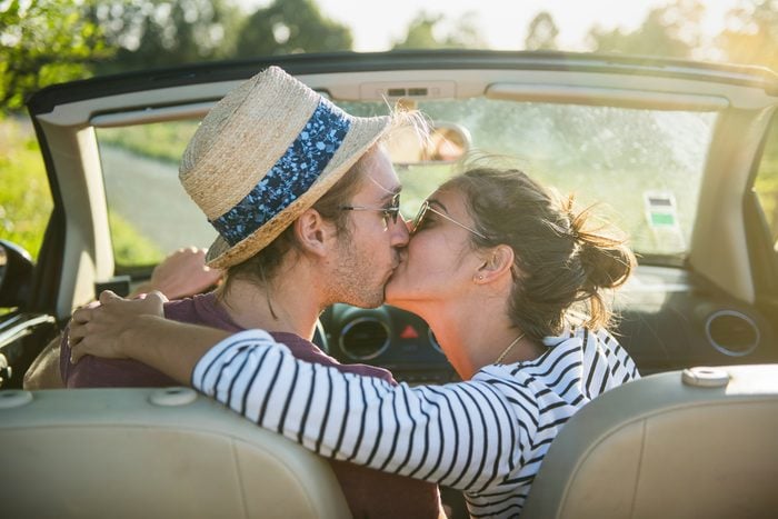 Loi bizarre: il est interdit de s’embrasser dans une voiture à Eboli.