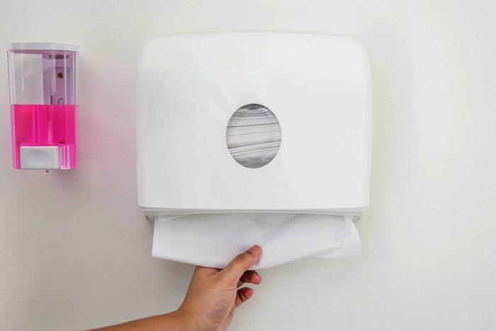 Privilégier les serviettes en papier dans les toilettes publiques
