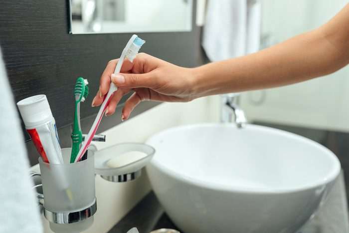 Les microbes aiment particulièrement les brosses à dents