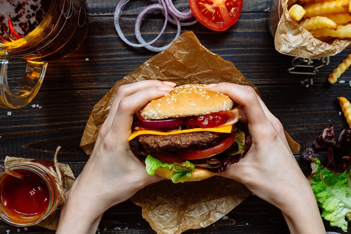 Il y a une raison pour laquelle les hamburgers ont meilleur goût au restaurant