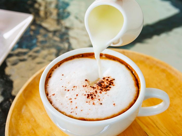 Les crèmes à café aromatisées sont des aliments à éviter.