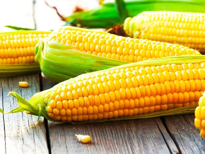 Tous les produits non biologiques du maïs sont des aliments à éviter.