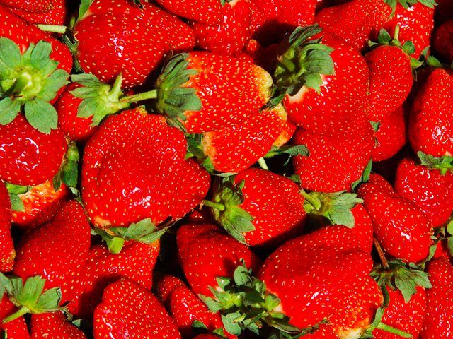 Les fraises non biologiques sont des aliments  viter.