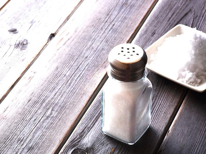 Le sel de table est l'un des aliments à éviter.