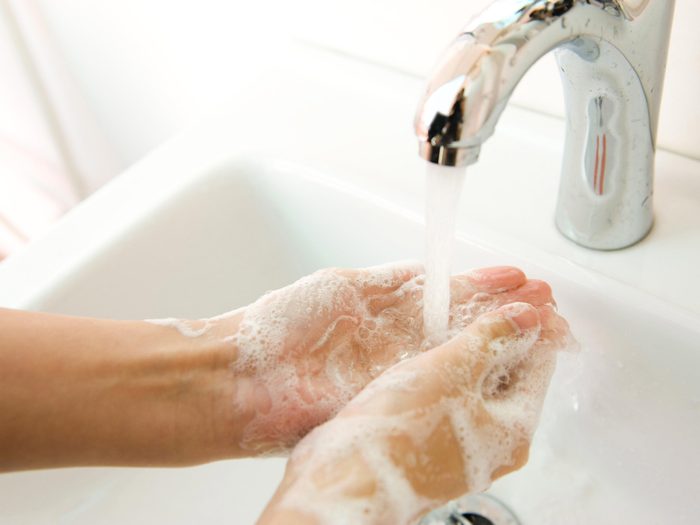 Microbes : la température de l'eau pour se laver les mains n'a pas d'importance.