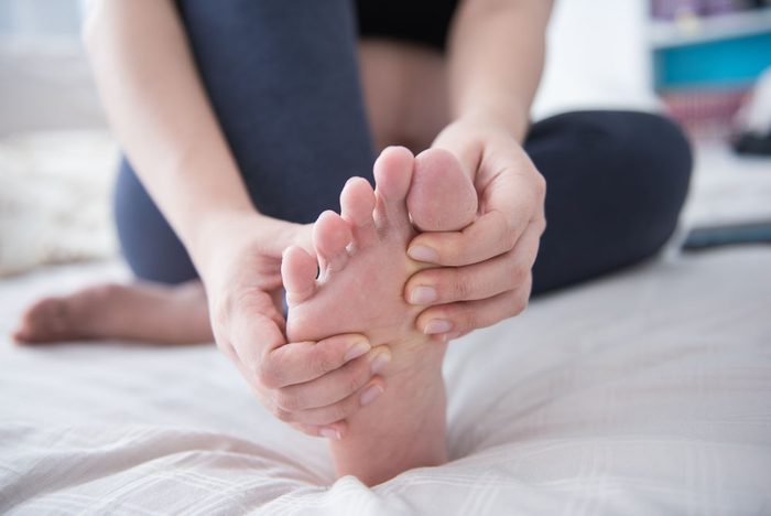 Les verrues affectent plus fréquemment les mains, les pieds