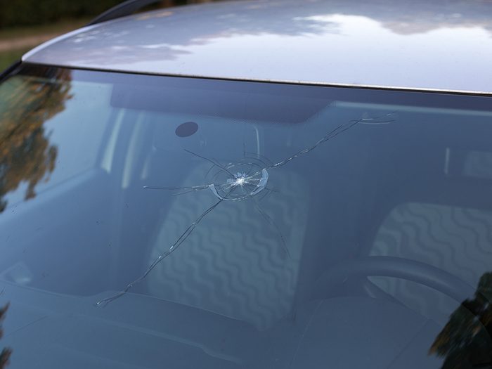 Entretien de la voiture: fissure et éclats de verre sur le pare-brise.