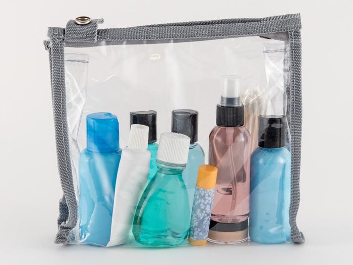 Comment faire sa valise: évitez les déversements en scellant les sacs de liquides.