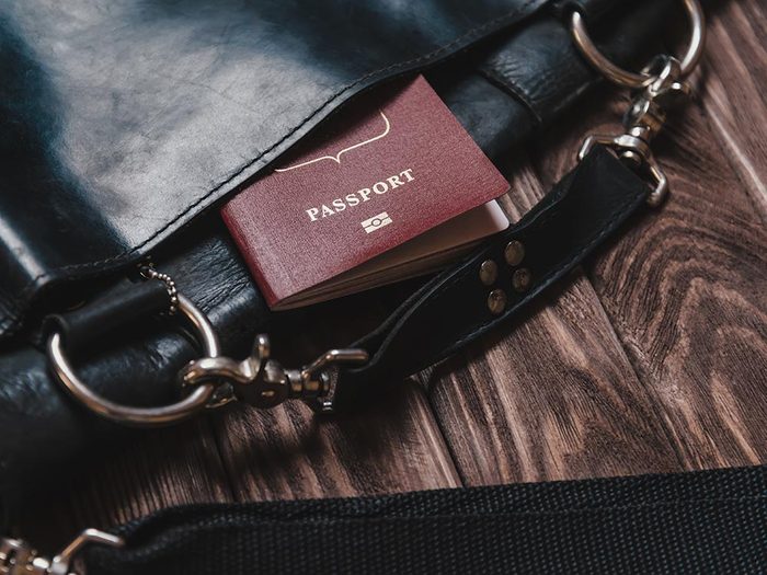 Comment faire sa valise: gardez votre passeport dans votre sac personnel.