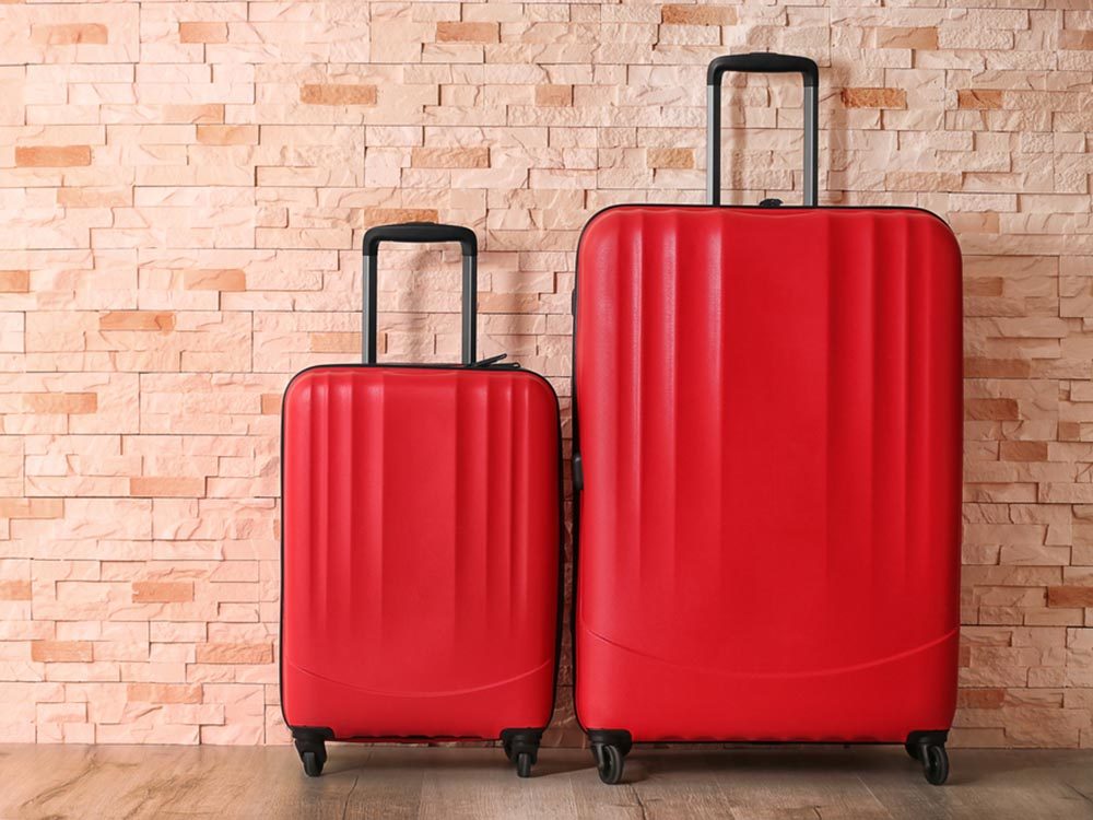 Comment faire sa valise: placez une partie de vos affaires dans la valise de l’autre.