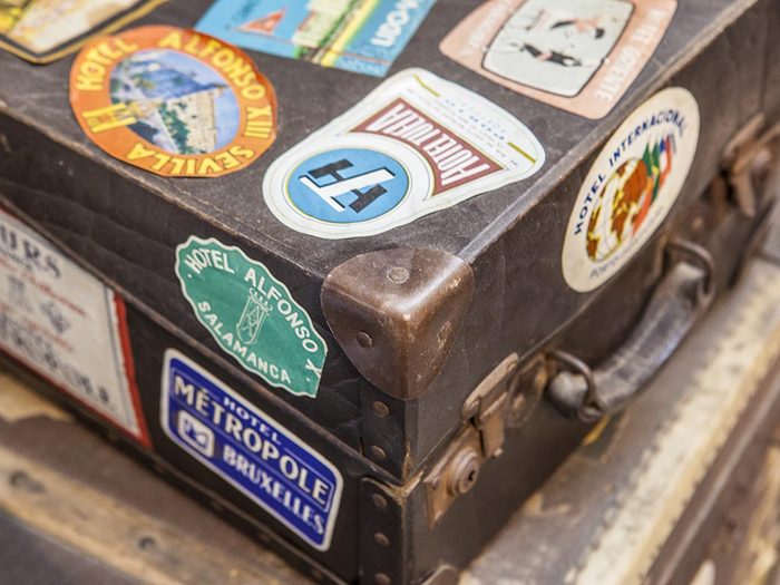 Comment faire sa valise: personnalisez la pour la reconnaitre facilement.