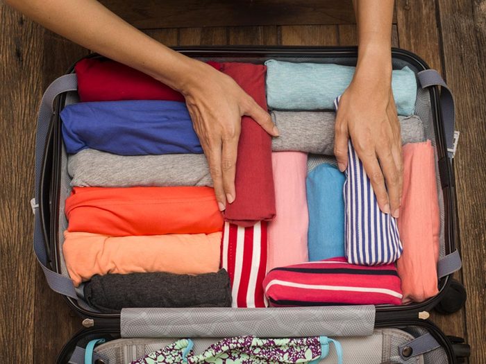 Comment faire sa valise: gagne de l’espace en roulant vos vêtements.