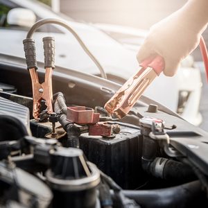 Entretien de la voiture: versez de la boisson gazeuse sur la corrosion si la batterie ne se recharge pas.