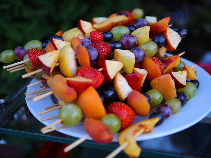 Revivre l'été de votre enfance en mangeant des brochettes de fruits.