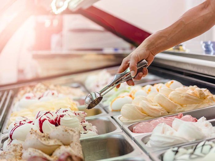Revivre l'été de votre enfance en trouvant un vendeur de crèmes glacées.