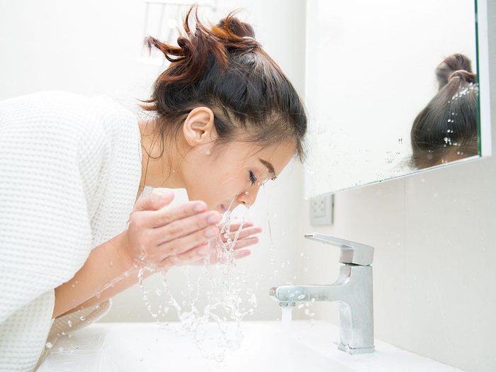 Habitudes à banir: se laver le visage trop souvent.