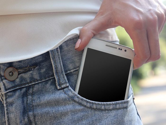 Favorisez la communication en gardant votre téléphone dans la poche.
