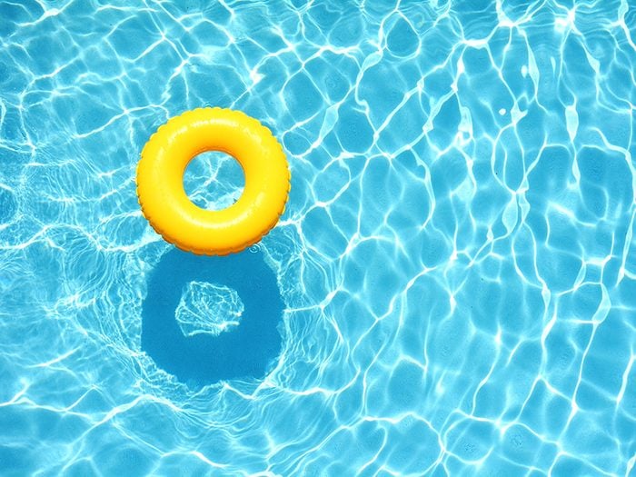 À la piscine publique, le soleil et l'eau peuvent provoquer une somnolence chez le surveillant-sauveteur.