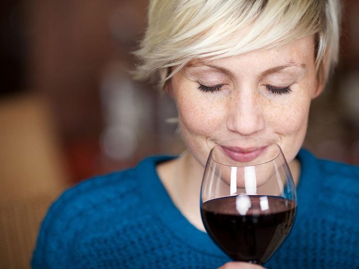 Pour se détendre, buvez un verre de vin pendant le repas.