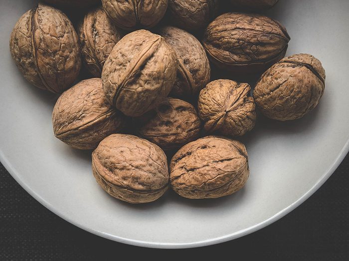 L’une des vertus des noix de Grenoble est leurs richesses en acide alpha linolénique gardant le cerveau en santé.