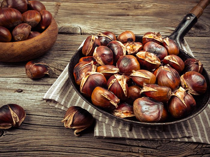 Vertus des noix: les marrons grillés apportent de l’énergie.